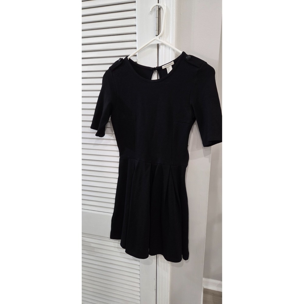Forever 21 Womens Black Short Sleeve Skater Dress Scoop Neck Pleated Mini Size M